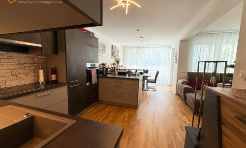 Ankommen, aufatmen und sofort zuhause fühlen, barrierefrei erreichbare 3‑Zimmer‑Wohnung mit Loggia und Tiefgarage in Linz-Kleinmünchen