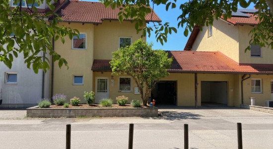 Großzügiges, vollunterkellertes Reihenmittelhaus mit Garten, Garage & ca. 245 m² Gesamtnutzfläche in Ansfelden