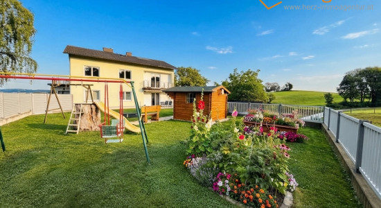 Großzügiges Einfamilienhaus mit zwei Wohneinheiten, viel Platz, Garten und Doppelgarage in Altenfelden