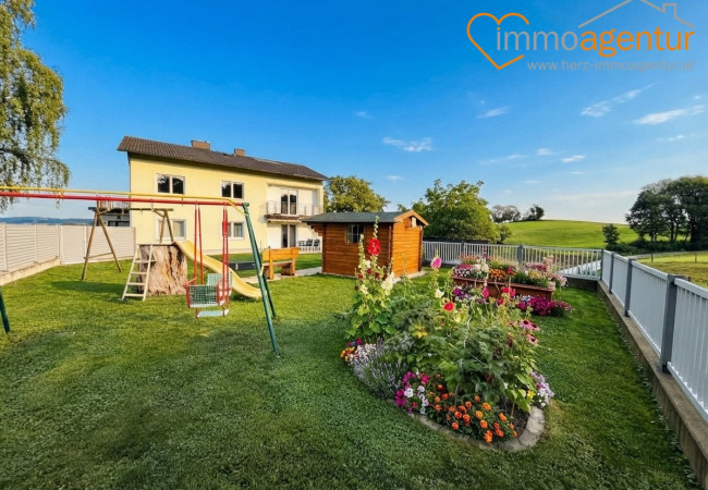 Großzügiges Einfamilienhaus mit zwei Wohneinheiten, viel Platz, Garten und Doppelgarage in Altenfelden