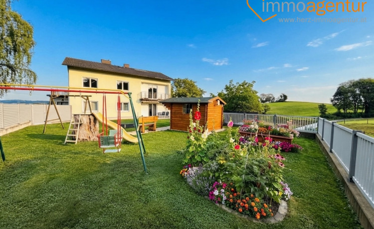 Großzügiges Einfamilienhaus mit zwei Wohneinheiten, viel Platz, Garten und Doppelgarage in Altenfelden